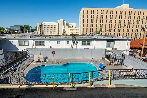 Royal Viking Apartments Photo 1