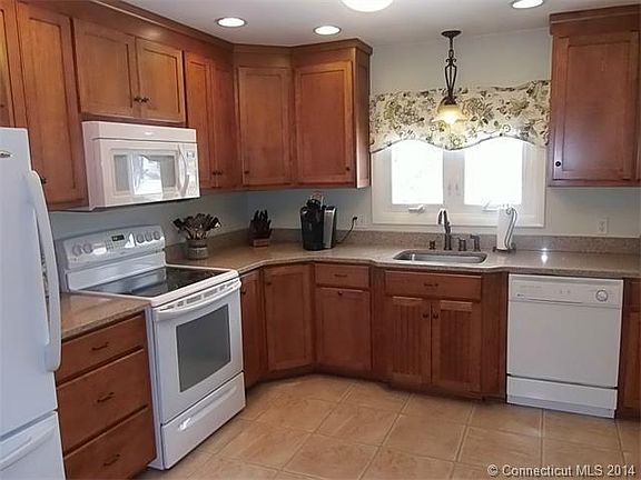 View of the kitchen picturi...