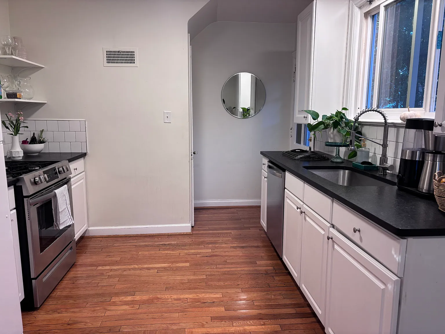 4 bed, 1850 sqft, $3,500 — Photo 4