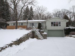 21440 W Greenhill Rd, Waukesha, WI 53186