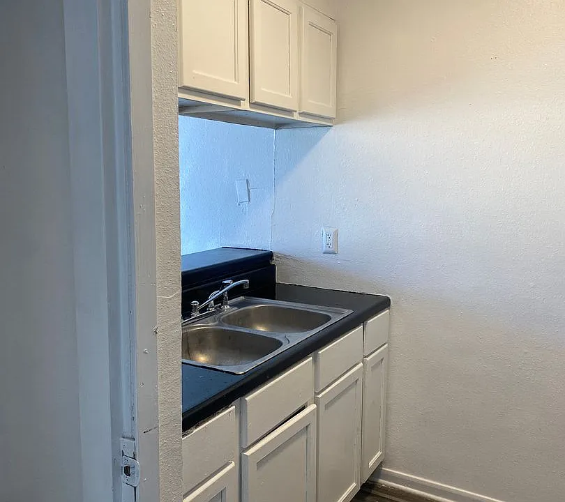 208 Victor St #22