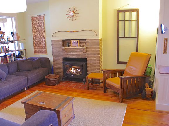 Living room & gas fireplace 