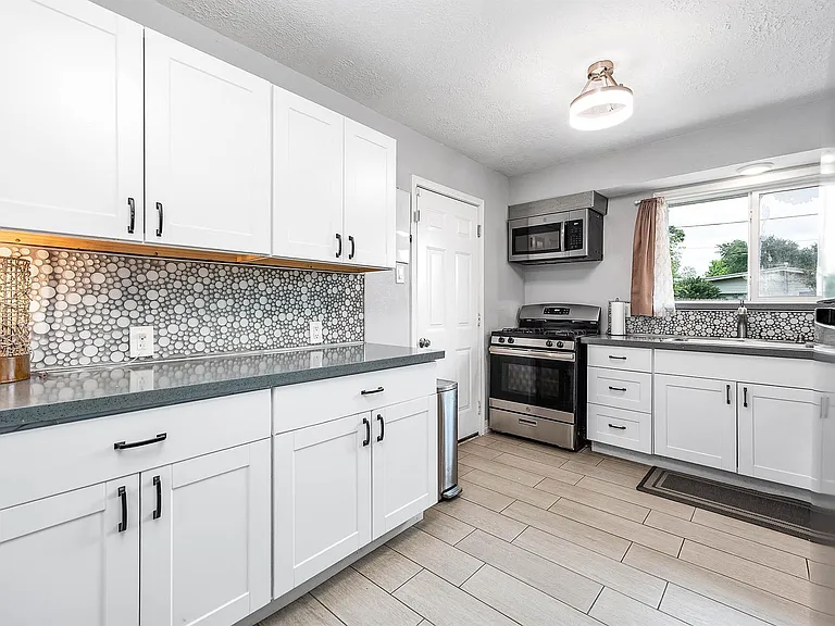 7230 Edgemoor Dr — Photo 5