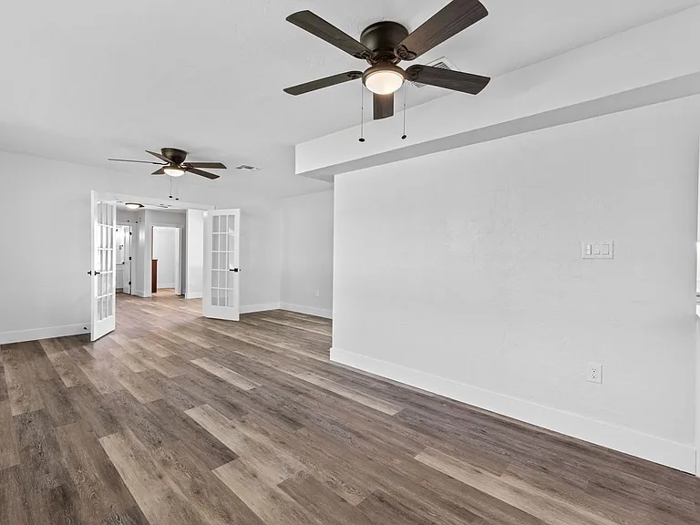 1561 Maravilla Ave — Photo 3