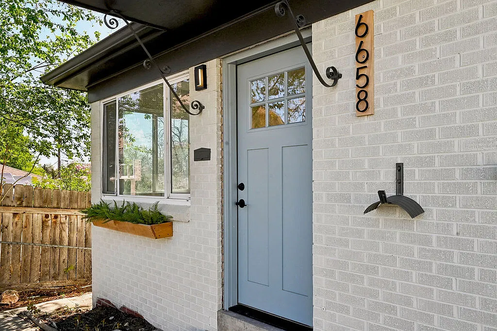 2 bed, 850 sqft, $2,200 — Photo 1