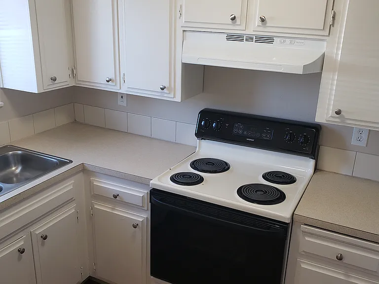 Sherwood Manor Apts — Photo 8