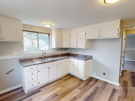 5th image of 2382 Woodland Ave