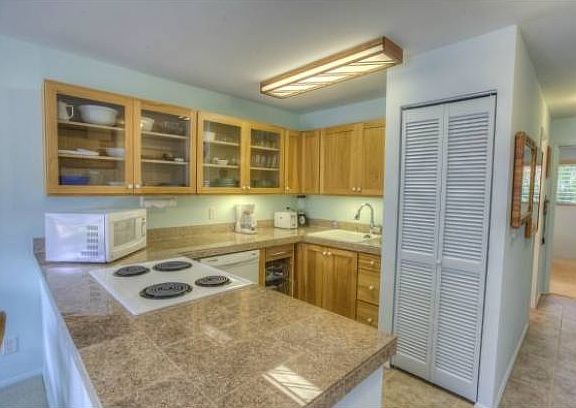 5th image of 75-6100 Alii Dr APT B22