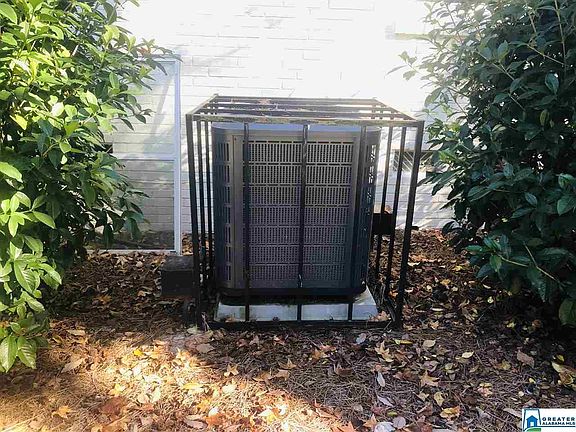 2nd image of 1136 Sherwood Forest Dr
