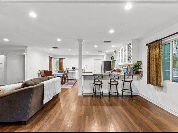 3rd image of 22719 Criswell St