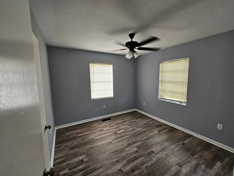 308 N Oak St — Photo 12