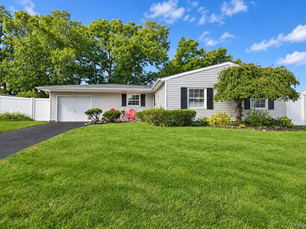 34 College Hills Dr, Farmingville, NY 11738
