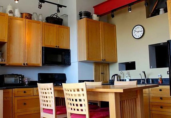 Modern cooks' kitchen w/ a lot of cabinet space
