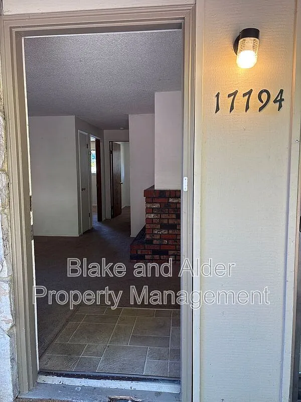 2 bed, 1.0 bath, 840 sqft, $1,595 — Photo 2
