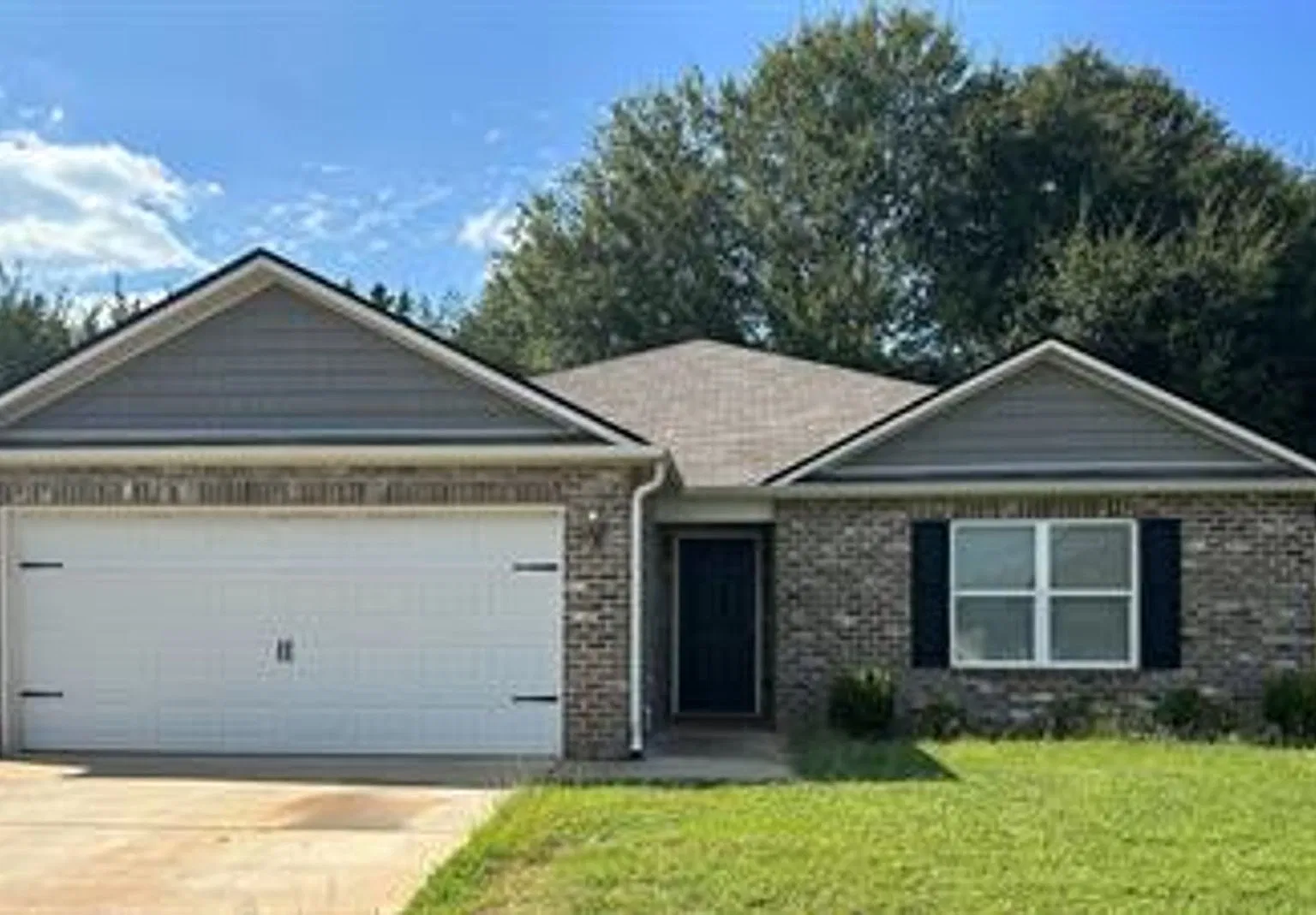Spacious 3-Bedroom Home with 2-Car Garage in Montevallo! — Photo 1