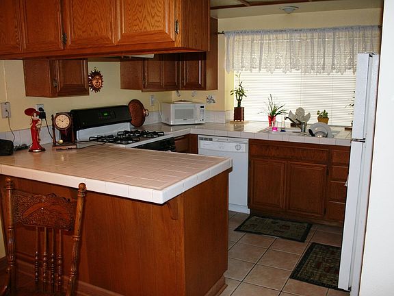 Kitchen w/window that overlooks patio/garden