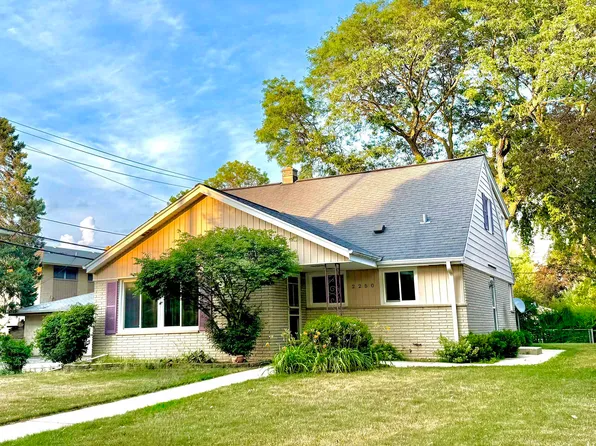 2250 N 103rd St, Wauwatosa, WI 53226