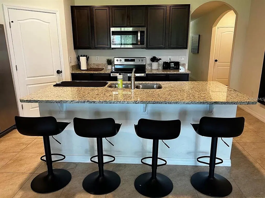 4 bed, 2.0 bath, 1867 sqft, $2,450 — Photo 2