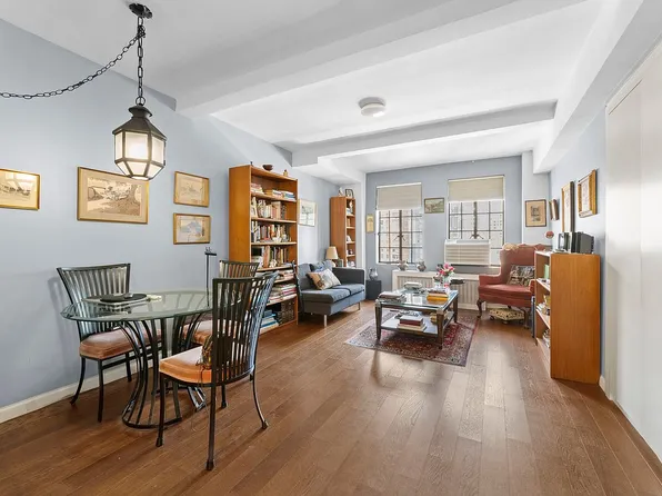 320 E 42nd St APT 2207, New York, NY 10017