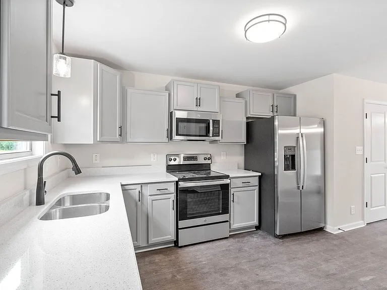 Greenwood Ave - 925 — Photo 11