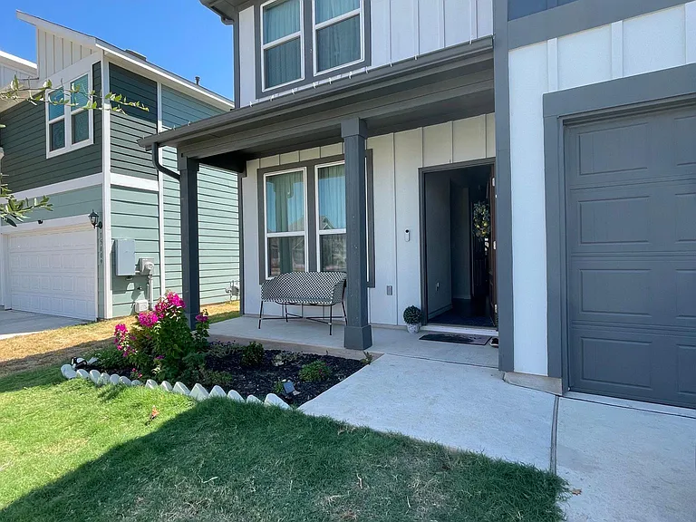 15807 Crissom Ln — Photo 2