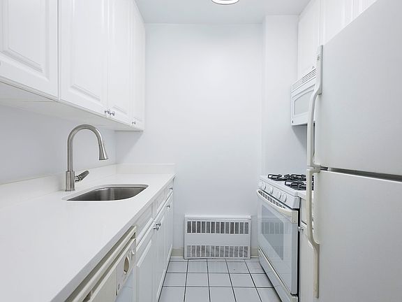 5th image of 230 W 55th St APT 15F