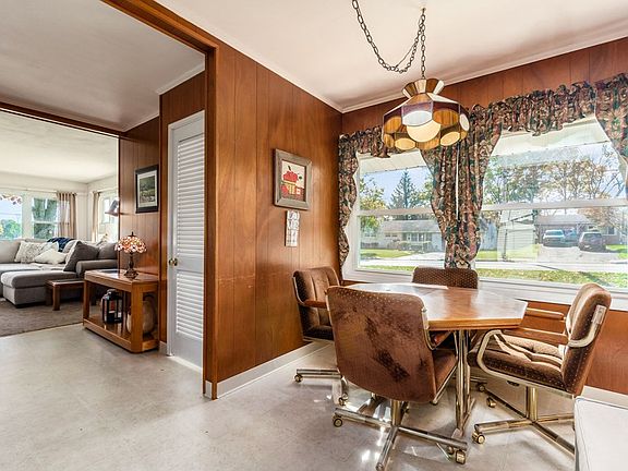 4th image of 920 Hillcrest Dr