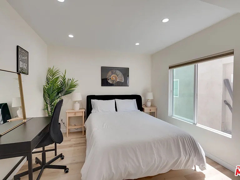 9040 Phyllis Ave #B — Photo 6