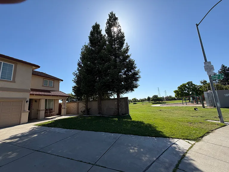 1966 Inderbitzin Way — Photo 2
