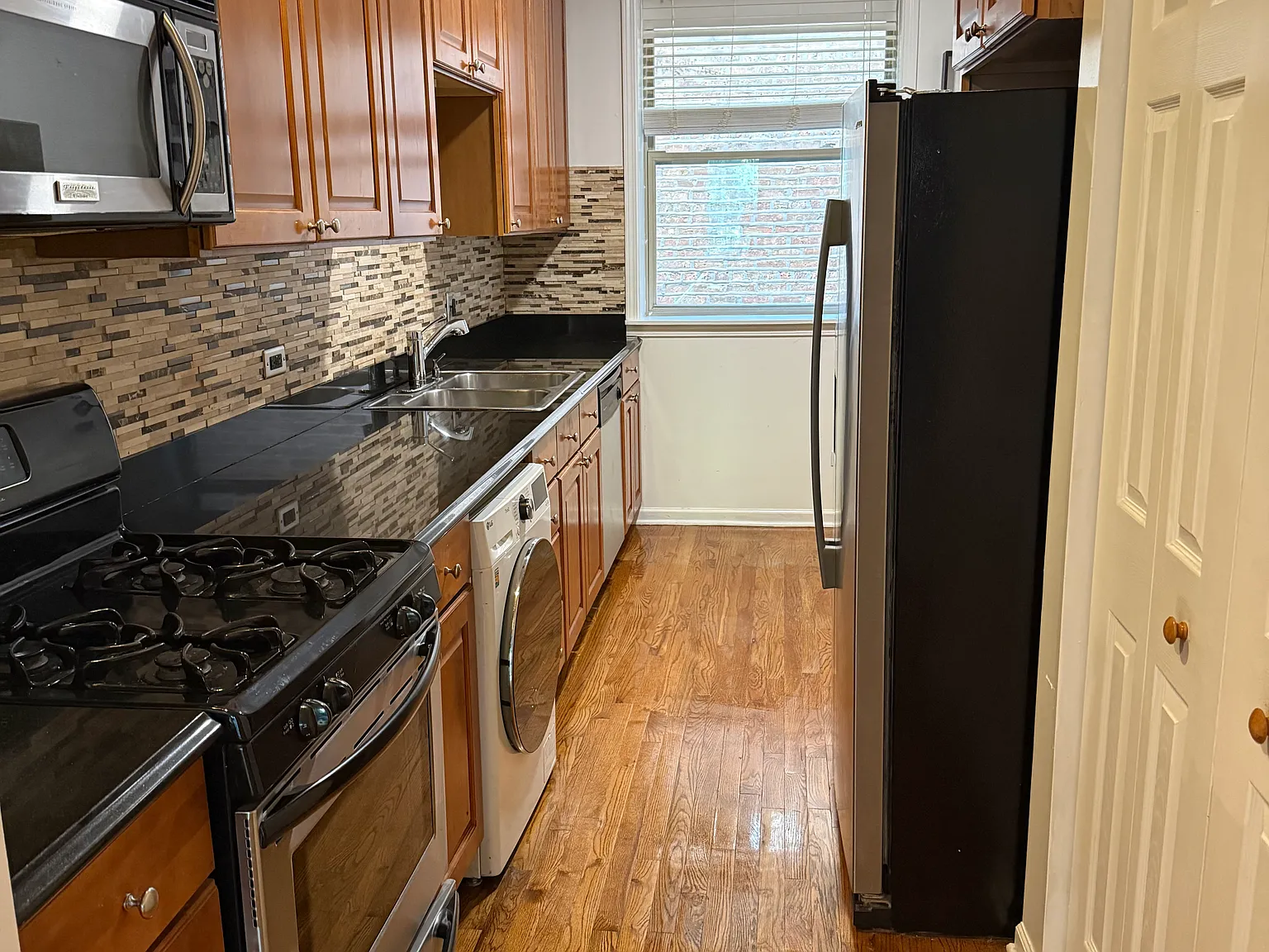 2 bed, 850 sqft, $2,200 — Photo 3