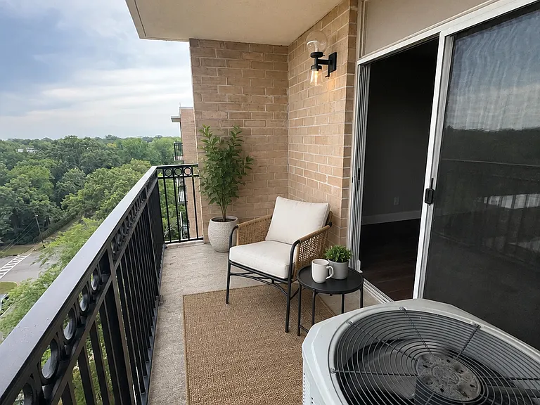 619 King St #902 — Photo 4