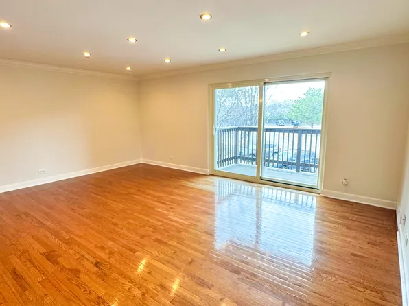 675 Grove Ter #208, Elk Grove Village, IL 60007