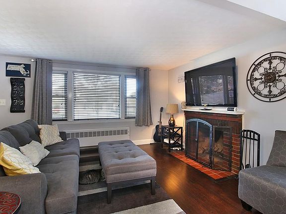 3rd image of 728 Pleasant St