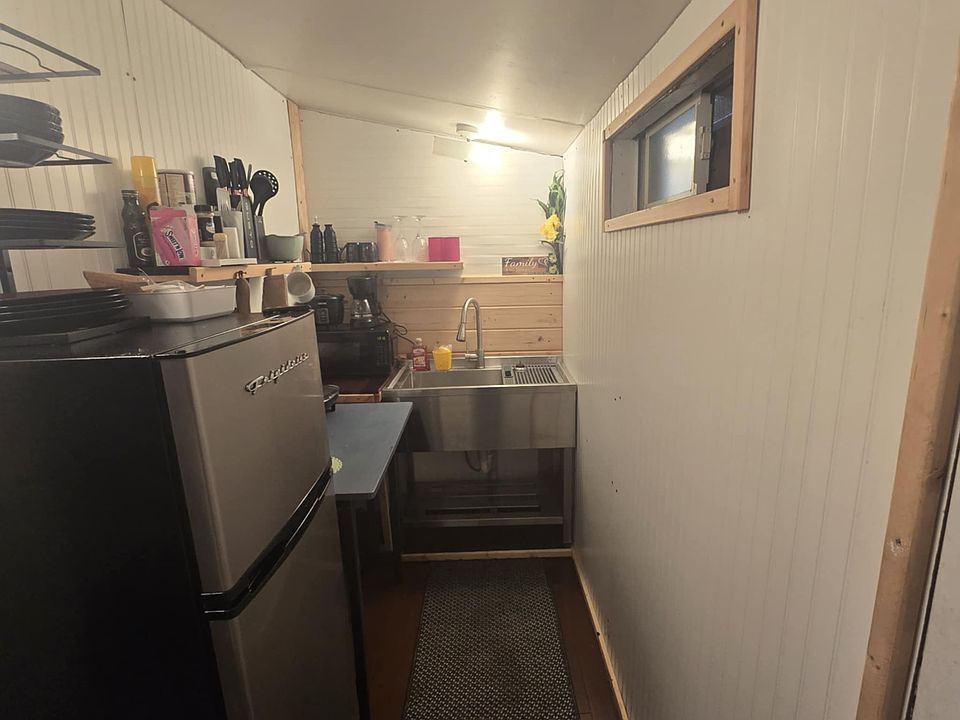 Kitchenette
Everything you will need with a counter top burner sorry no stove 
Microwave, coffee pot and lots of utensils