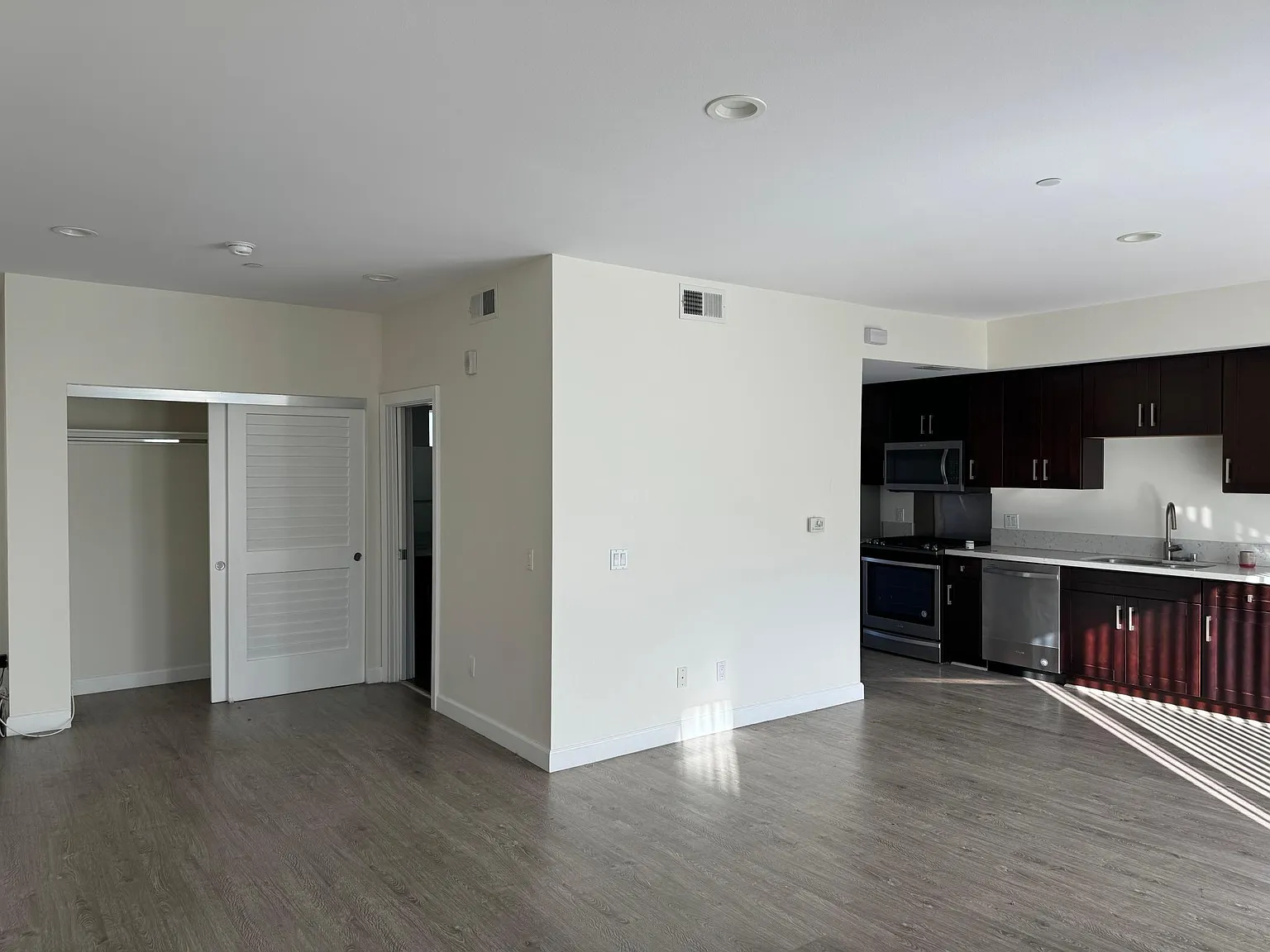 Studio, 700 sqft, $2,650 — Photo 2