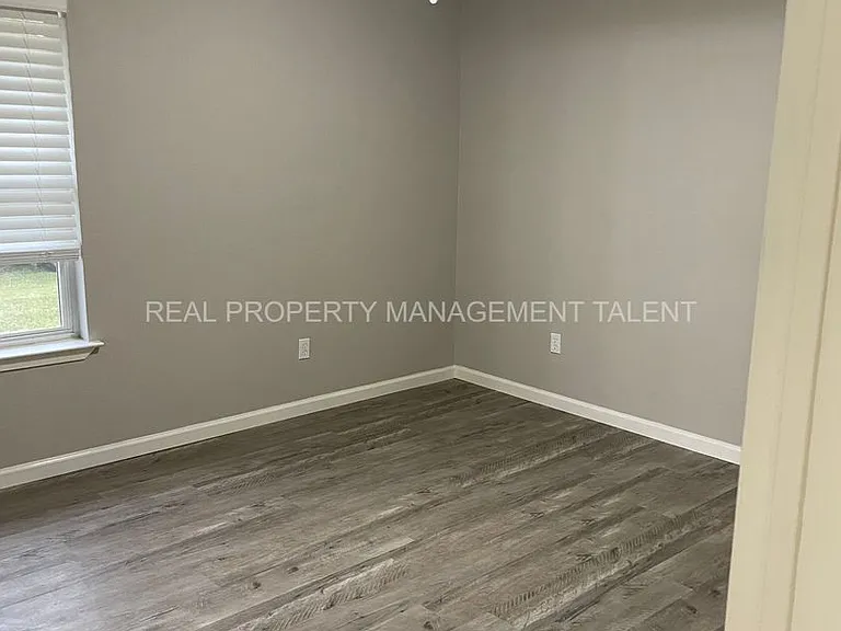 318 N Waco St — Photo 8