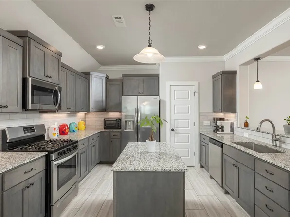 718 Diamond Ave, Lowell, AR 72745