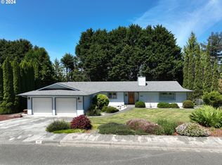 945 Helen Ln, Brookings, OR 97415