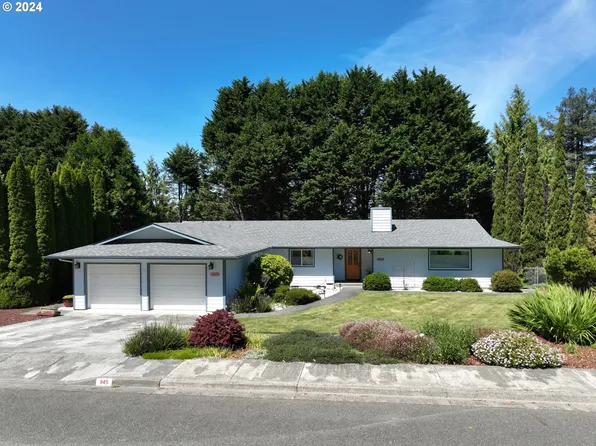 945 Helen Ln, Brookings, OR 97415