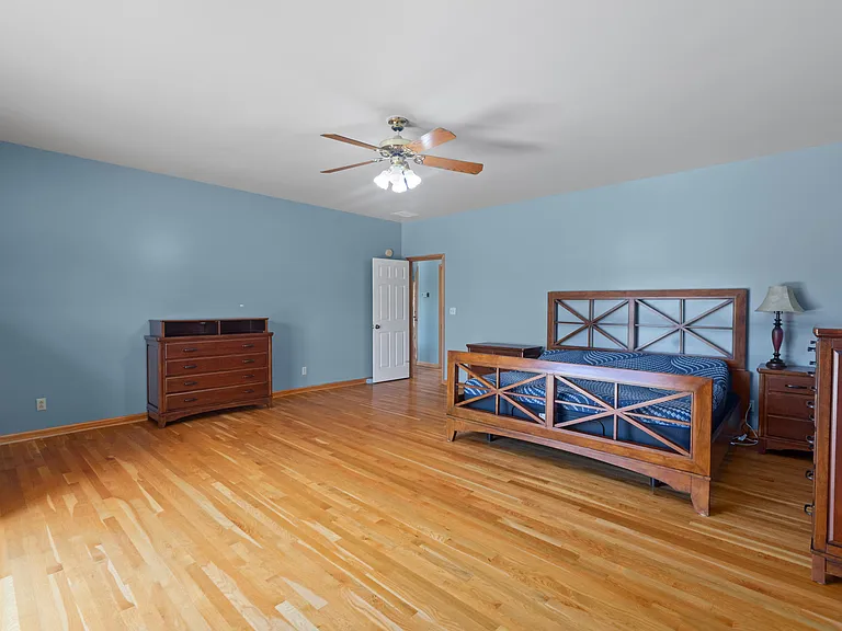1221 Hawthorne Ln — Photo 11