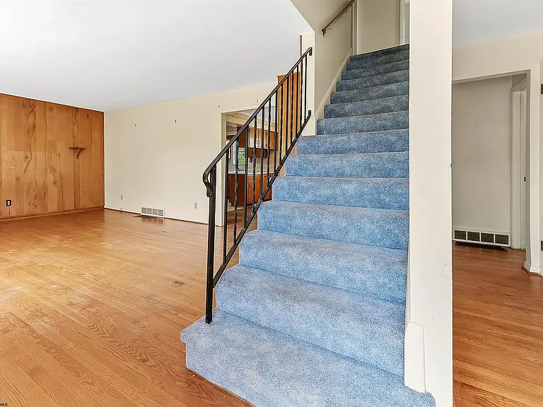 665 Killarney Dr — Photo 3