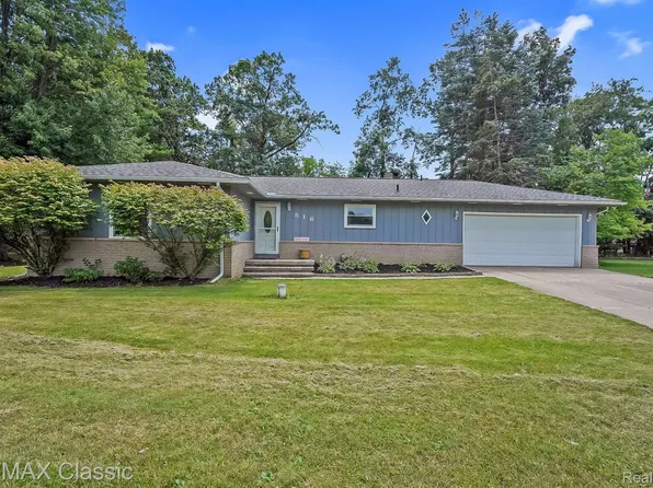 516 Decker Rd, Commerce Township, MI 48390