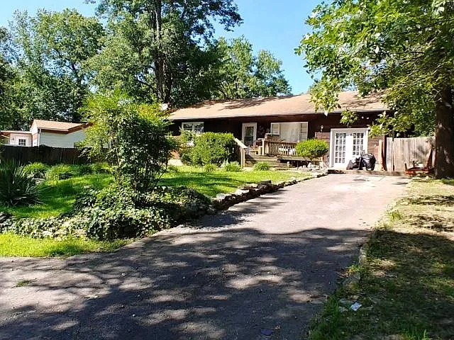 324 Montgomery Dr — Photo 3