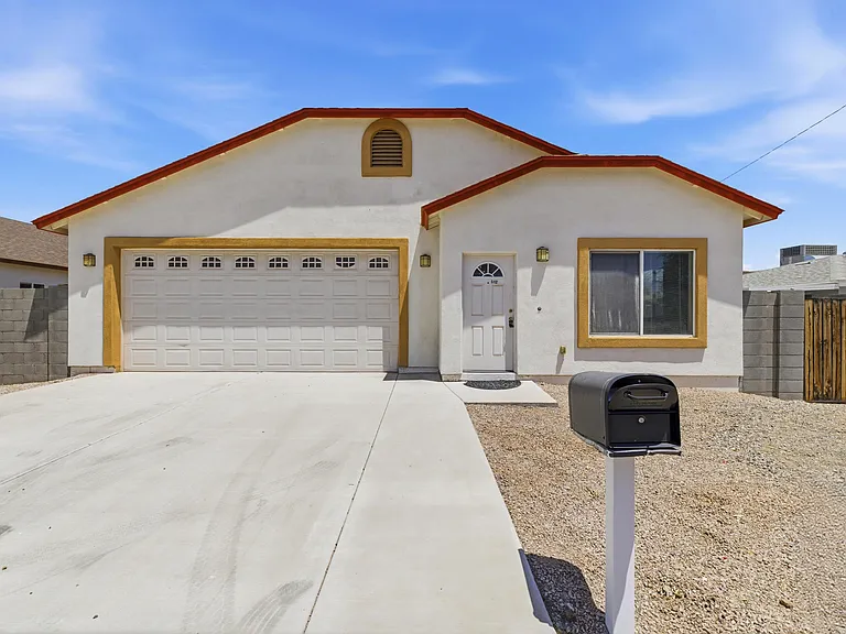 512 W Brown St — Photo 37