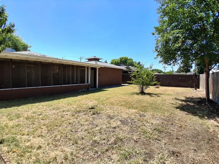1419 N Winery Ave — Photo 7