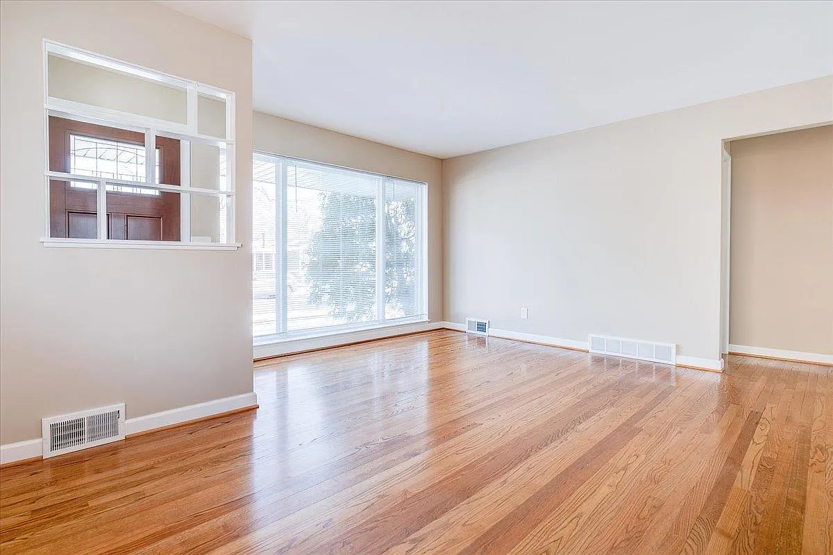 3 bed, 1.5 bath, 1036 sqft, $2,300 — Photo 4