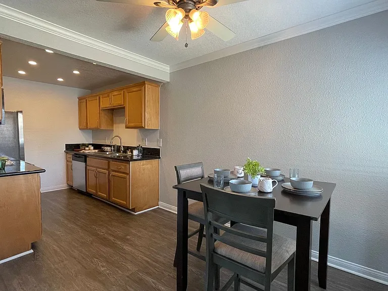 Park Plaza Apartments — Photo 39