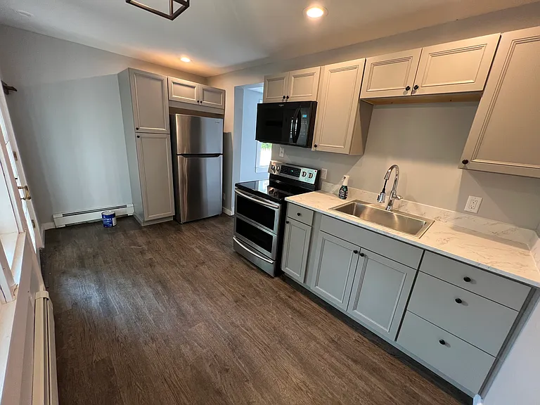 8 Crescent St — Photo 1