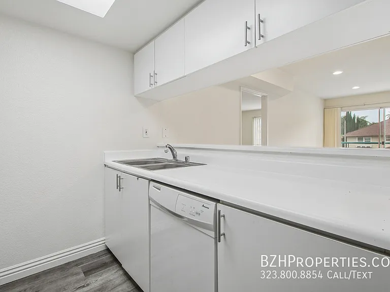 870 Crenshaw — Photo 9