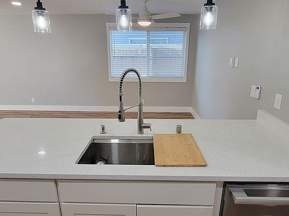 4th image of 407 SE 117th Ave